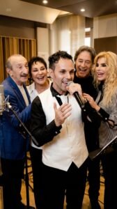 Luis insieme ad alcuni artisti dello spettacolo