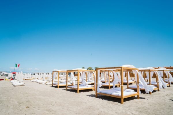 e-love concept beach club protagonista a Benvenute a bordo L'Italia raccontata in van