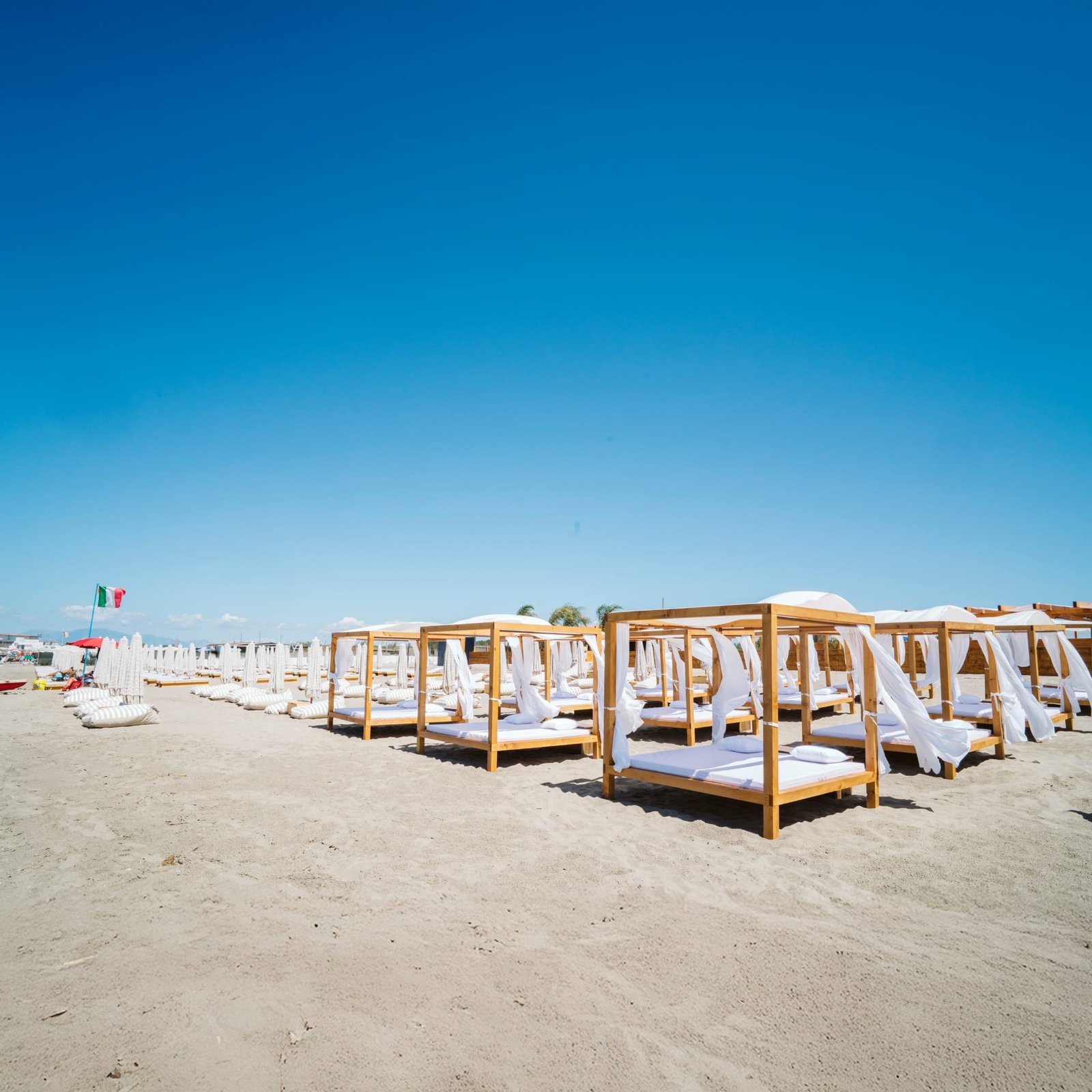 e-love concept beach club protagonista a Benvenute a bordo L'Italia raccontata in van