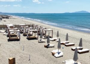 e-love concept beach club protagonista a Benvenute a bordo L'Italia raccontata in van